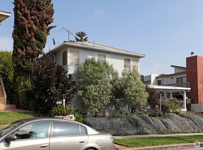 Building Photo - 1047 19th St in Santa Monica - North of Wi...