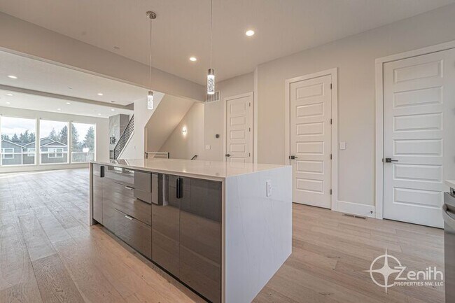 Building Photo - 2375 N R St