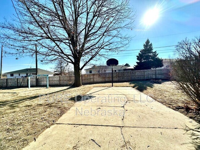 Building Photo - 20215 Pinkney St