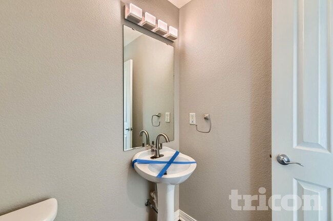 Building Photo - 13295 Holly St