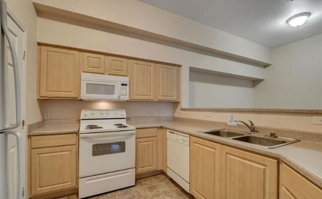 Building Photo - BEAUTIFUL 2 BED 2 BATH CONDO LOCATED ACROS...