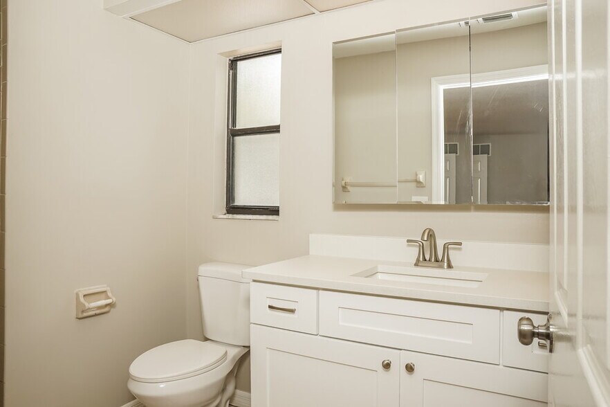 Building Photo - 5785 Colonial Oaks Blvd