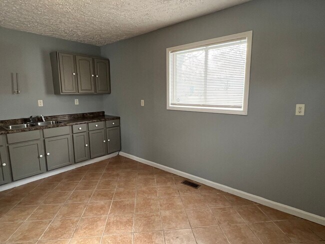 Building Photo - Far Eastside 3 Bedroom 1 Bath