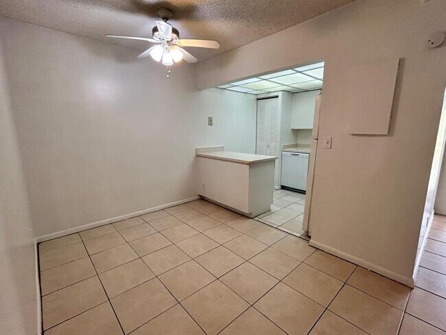 Building Photo - 6900 SW 39th St