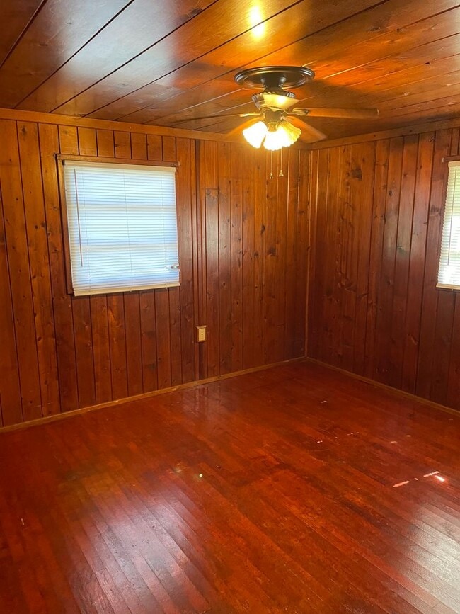 Building Photo - 2 bedroom 1 bath not too far from downtown...