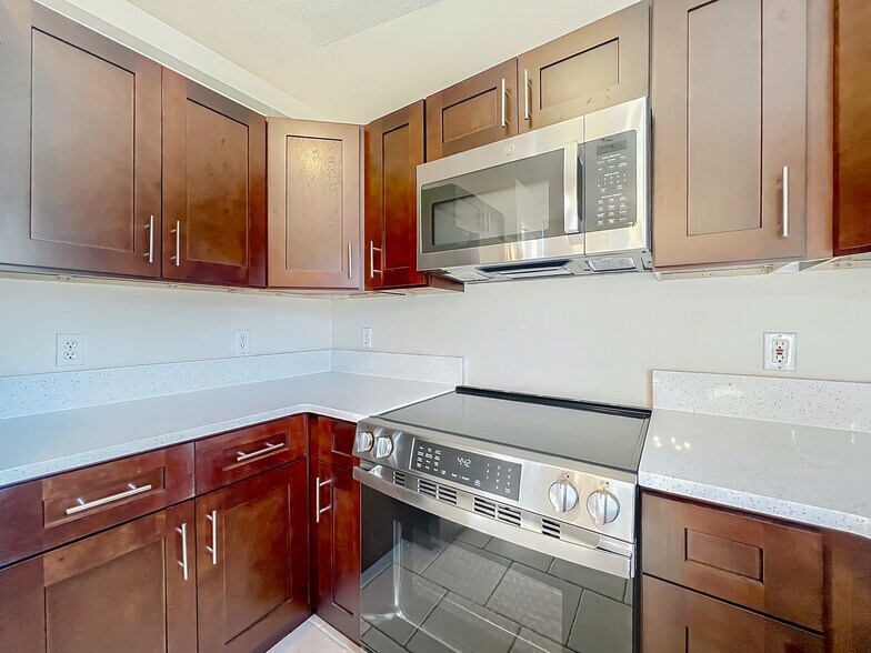 Building Photo - 1115 Naples Dr