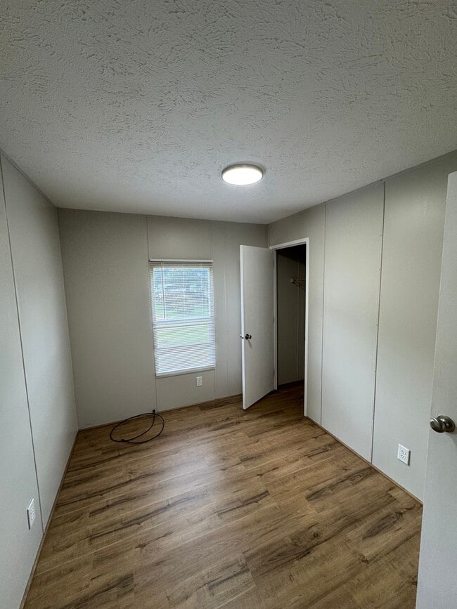 Building Photo - 3 Bed, 2 Bath Mobile Home Near Coldwater E...