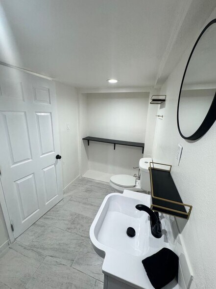 Building Photo - 2624 Live Oak St