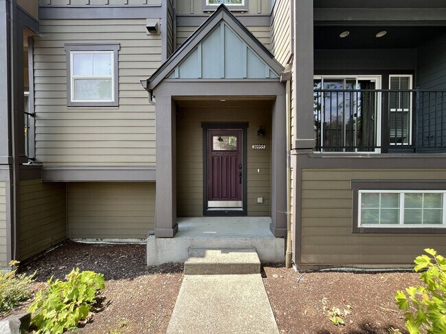 Building Photo - Distinctive 3-Story Tigard Townhouse with Stainless Steel Kitchen, Vaulted Ceilings & Attached 2-...