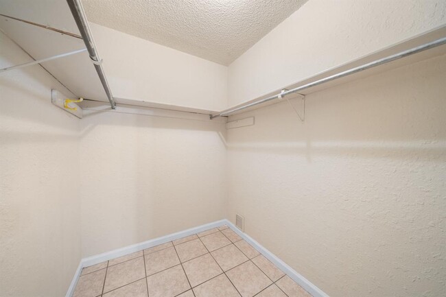 Building Photo - 1005 Milford Way