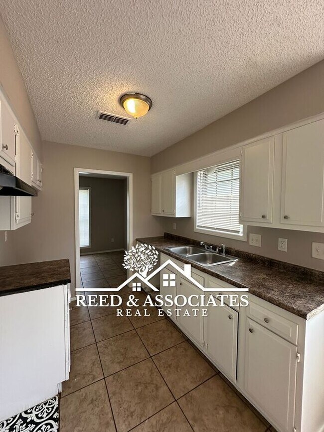 Building Photo - 3 Bedroom in Hickory Ridge - South Riverdale