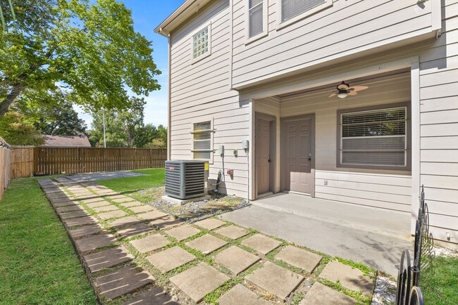 Building Photo - Charming 3-Bed, 2.5-Bath Home in the Heart of the Heights with Spacious Yard & Prime Location