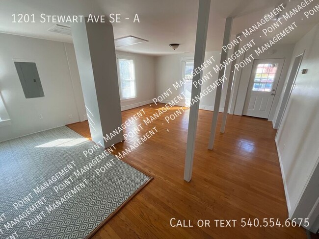 Building Photo - 2 Bedroom 1 Bath Apartment-Available Now!!