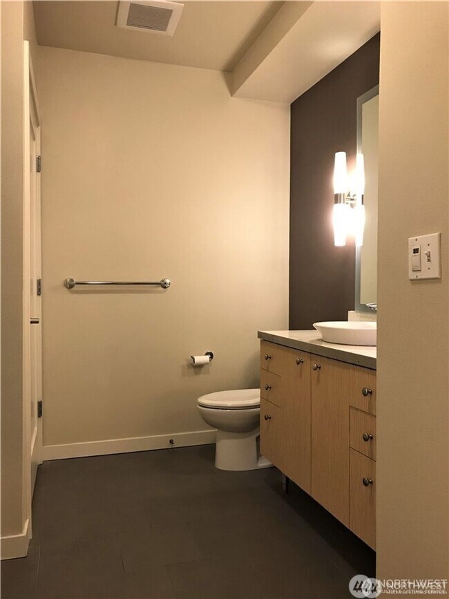 Building Photo - 0Bd/1Ba Seattle Condo