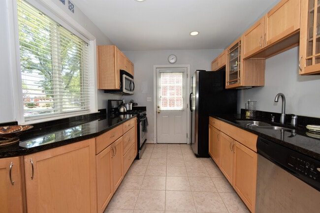 Building Photo - Fantastic 4 Bedroom, 3 Full Bathroom, Close in Bethesda Home!