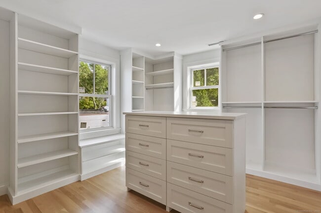 Building Photo - 134 Rowayton Ave