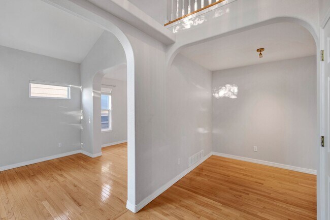 Building Photo - Stunning home on Millstream for rent!
