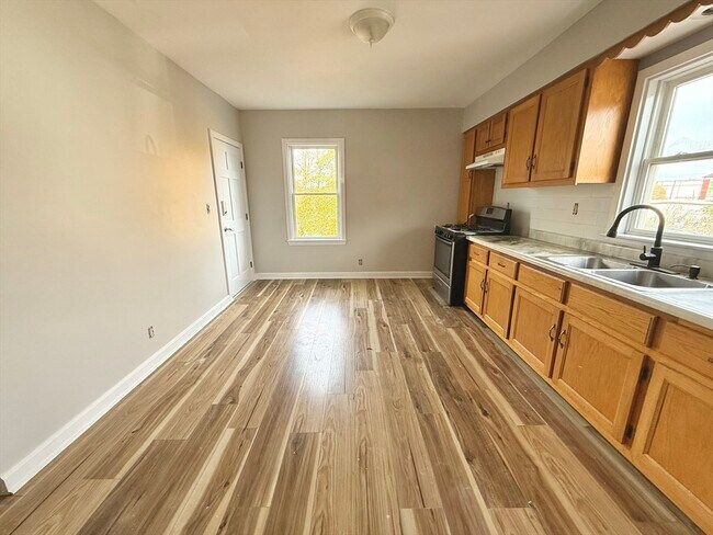 Building Photo - 13 Brooks Ave