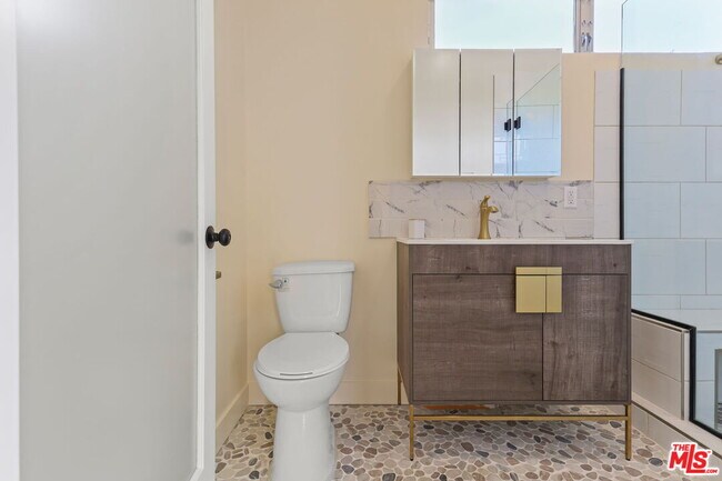 Building Photo - 621 Rose Ave