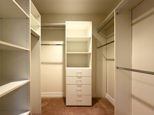 Building Photo - Spacious 3BR Condo with Luxury Finishes in Brentwood!