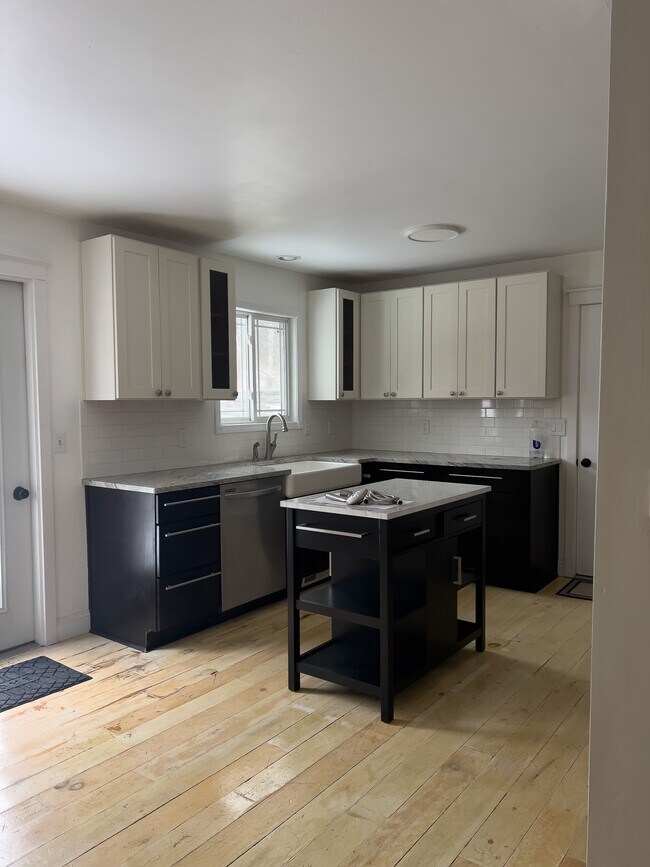 Building Photo - 10571 Center Rd