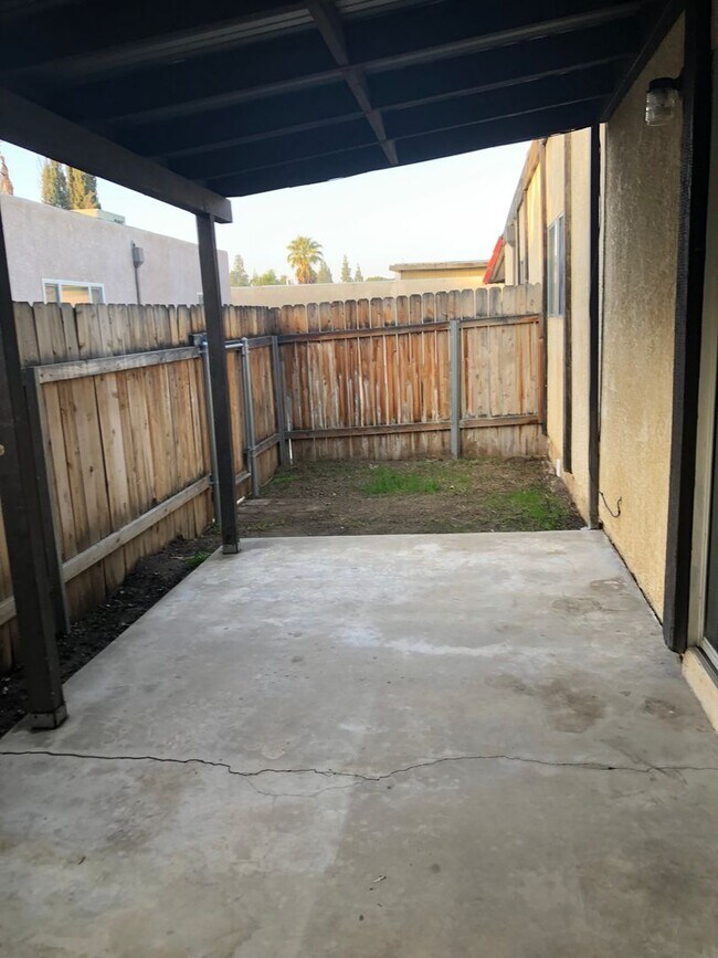 Building Photo - 3600 Sampson Ct