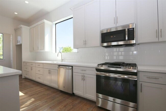 Building Photo - 820 W 22nd St