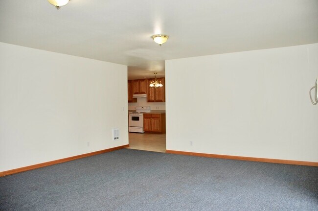 Building Photo - 2 bed 1 bath duplex
