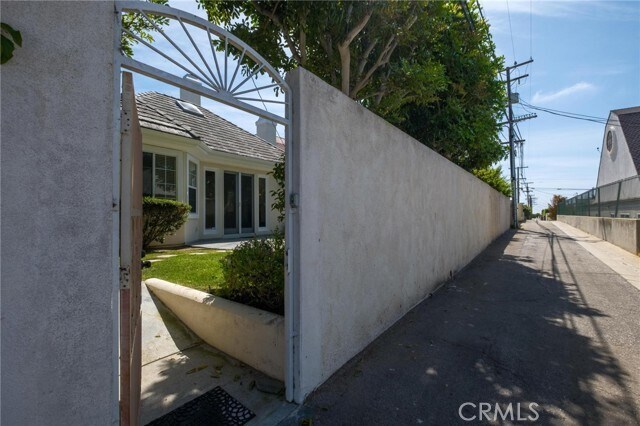 Building Photo - 717 Avenue A