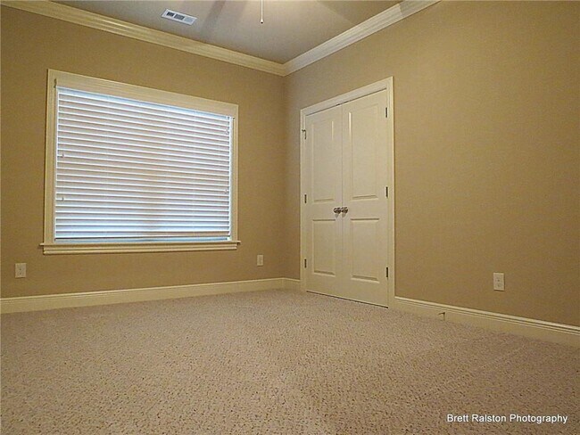 Building Photo - 6615 W Valley View Rd