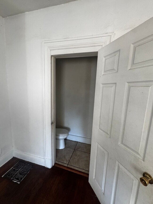 Building Photo - 5 Bedroom 2 bath