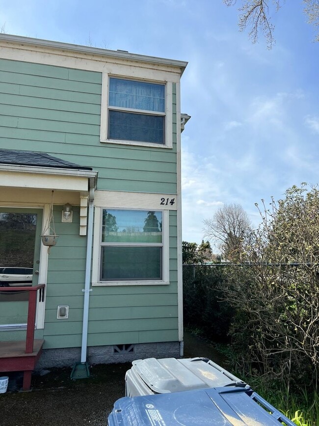 Building Photo - 3 Bed, 1.5 Bath near Rose Garden and Willamette River bike path in Whiteaker