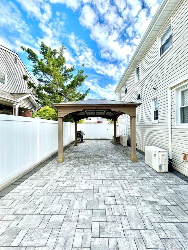 Building Photo - 745 S Oyster Bay Rd