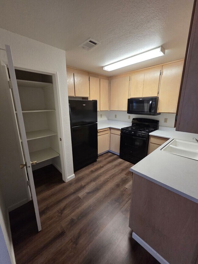 Building Photo - Turlock condo - 2 bedroom 2 bathroom Single Story