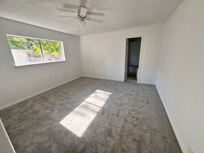 Building Photo - 4 Bedroom Updated Spacious Home!