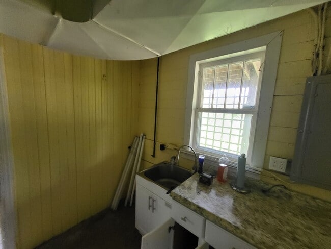 Building Photo - Secluded 4-Bedroom Carriage House with Workshop on Private Road