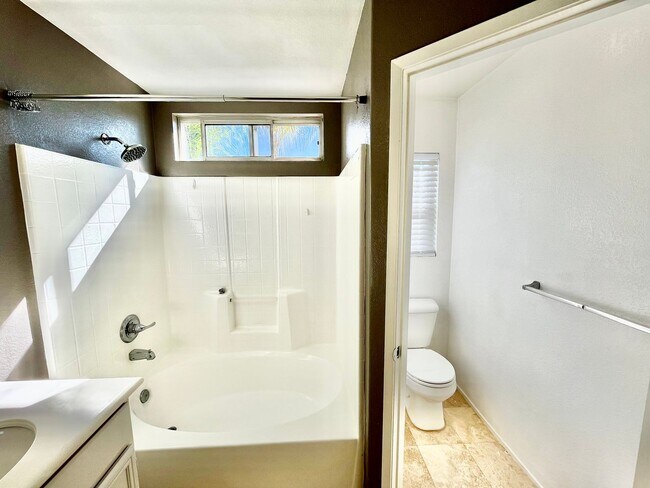 Building Photo - Beautiful 3B/2.5BA House w/ Large Yard, W/...