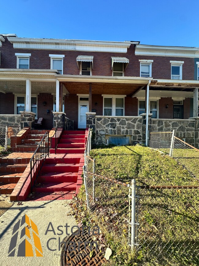 Building Photo - 3 Bedroom or 2 Bedroom with Den featuring Fenced Yard and Updated Kitchen