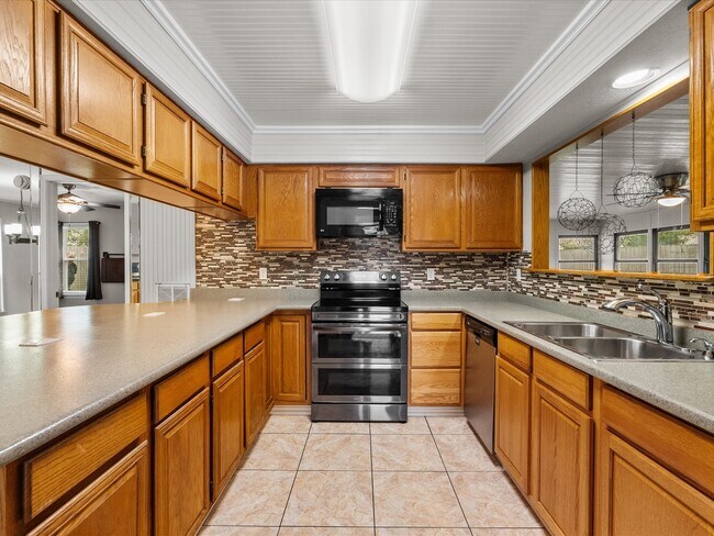 Building Photo - 4214 Fernside Dr