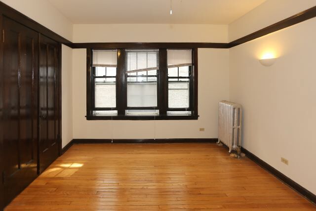 Building Photo - 821 W Waveland Ave