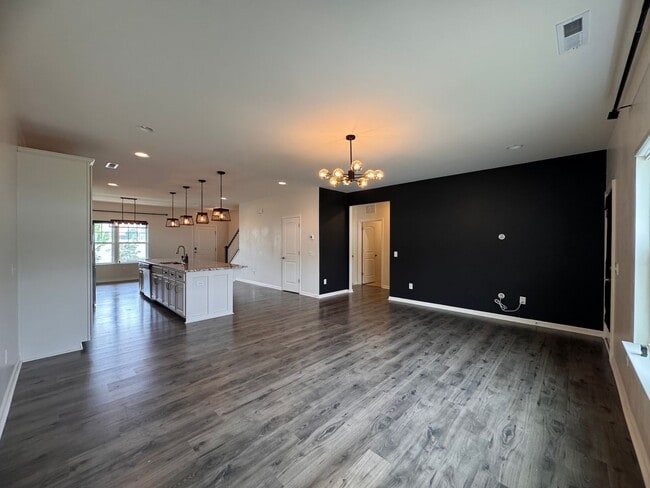 Building Photo - 4BR 2.5Bath Beauty in High Point