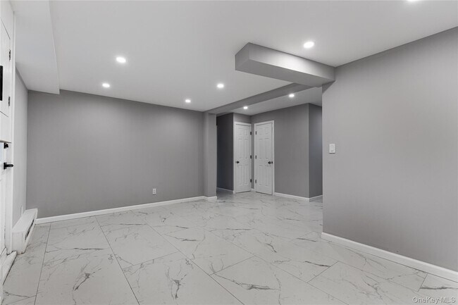 Building Photo - 840 E Broadway