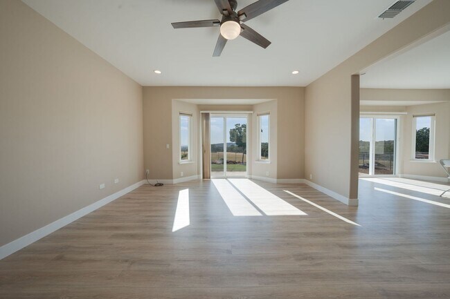 Building Photo - Spacious 3 Bed, 2 Bath Home with Acreage, ...