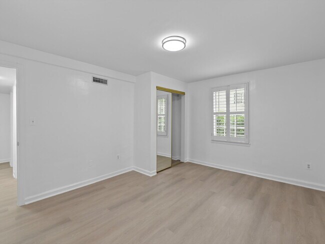 Building Photo - Sought-After fully remodeled Park Glen Condo Living in Arlington!