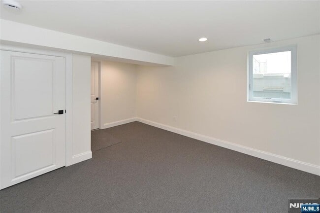 Building Photo - 610-10 River Dr
