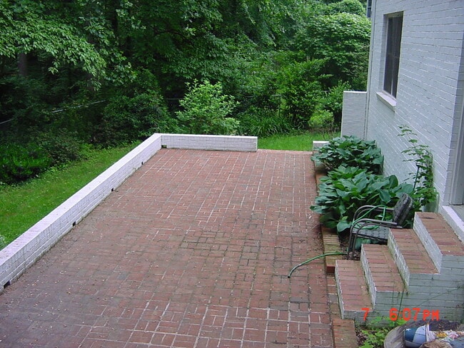 Building Photo - 211 Surrey Rd