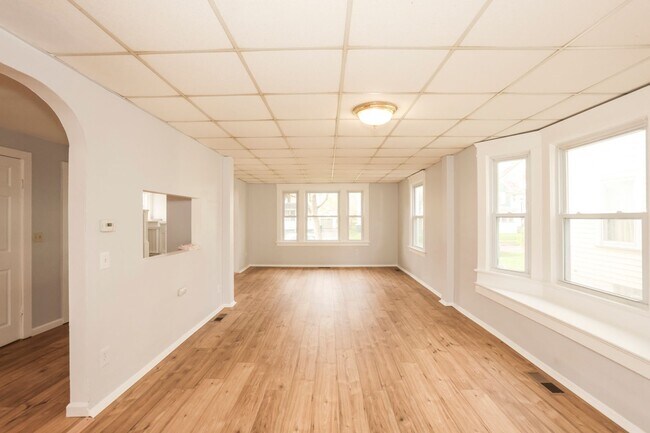 Building Photo - GREAT SINGLE FAMILY HOUSE . WAITING FOR YOU TO CALL HOME !!