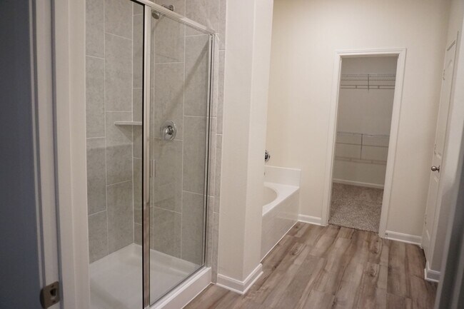 Building Photo - Modern 4 Bedroom Home in Windmill Farms with Community Pools and Trails