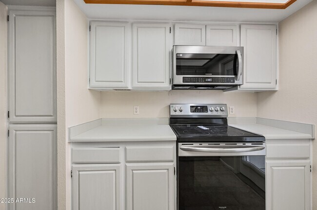 Building Photo - 805 E Townley Ave