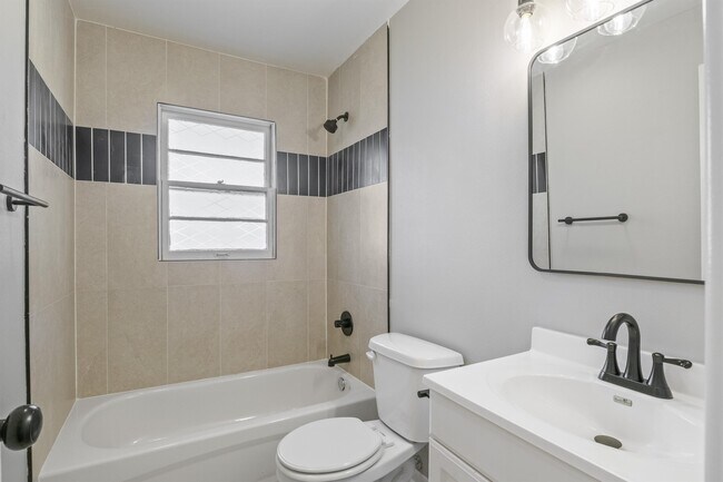 Building Photo - 1909 NE 52nd St